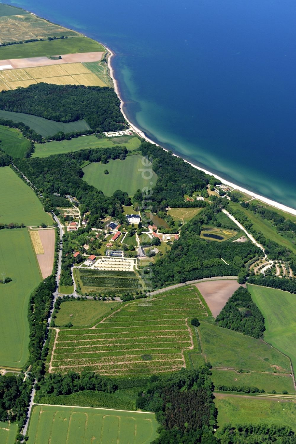 Luftaufnahme Weißenhaus - Ferienhaus- Anlage des Ferienparks Weissenhaus Grand Village Resort an der Küste der Ostsee in Weißenhaus im Bundesland Schleswig-Holstein