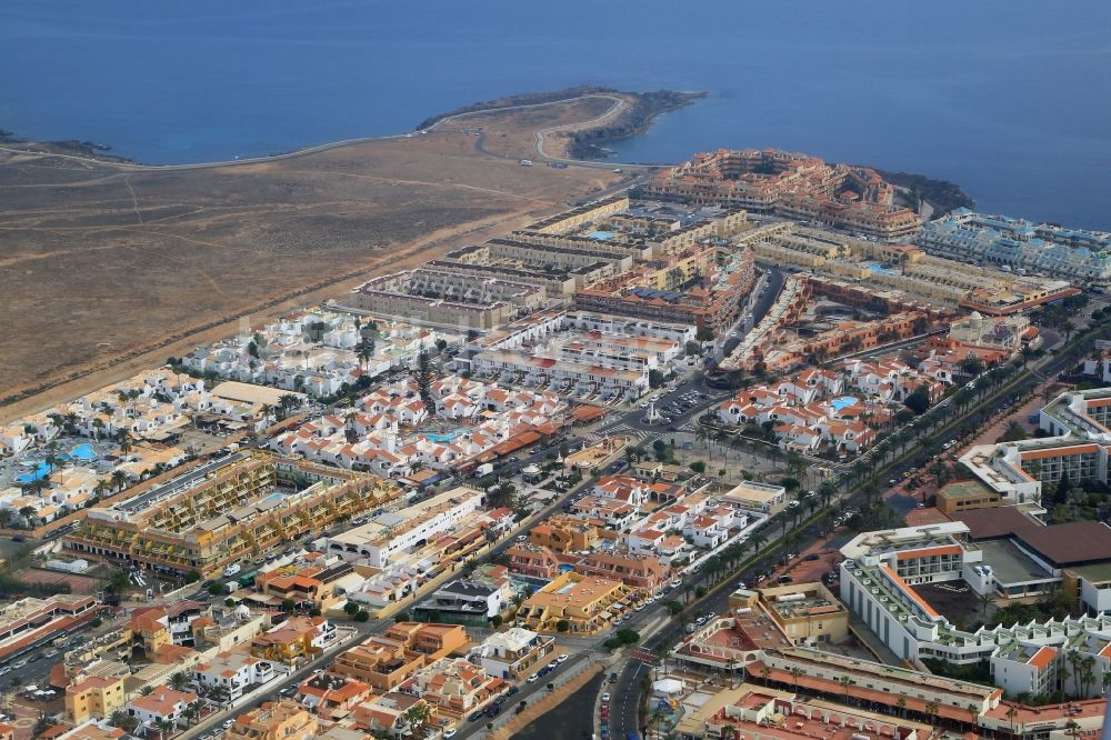 Castillo Caleta de Fuste aus der Vogelperspektive: Ferienhaus- Anlage auf Fuerteventura, Kanarische Inseln, in Caleta de Fuste, Canarias, Spanien