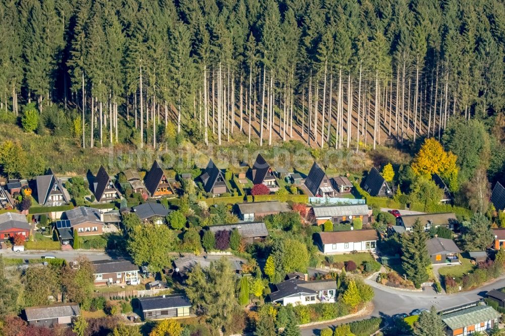 Meschede aus der Vogelperspektive: Ferienhaus Anlage Giebelhaus am Waldrand in Meschede im Bundesland Nordrhein-Westfalen