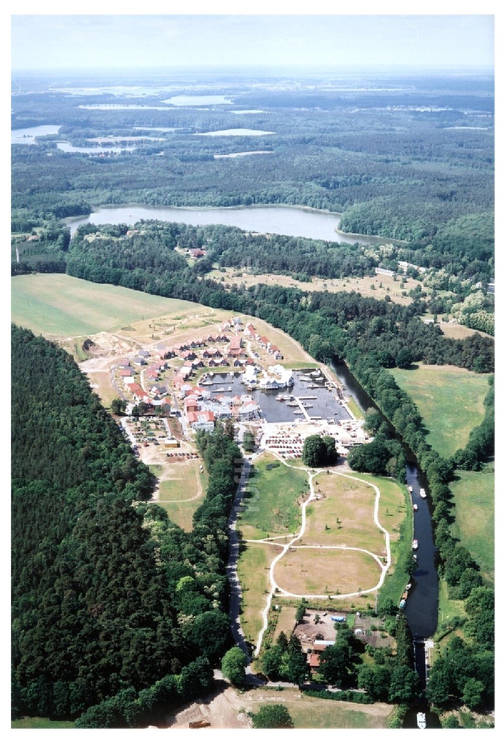 Kleinzerlang von oben - Ferienhaus Anlage Marina Wolfsbruch in Kleinzerlang im Bundesland Brandenburg, Deutschland