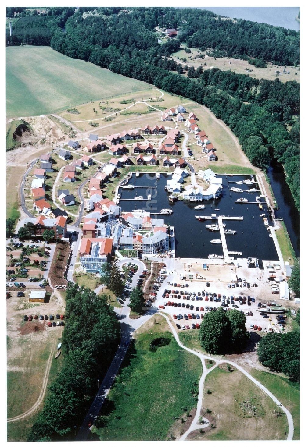 Kleinzerlang aus der Vogelperspektive: Ferienhaus Anlage Marina Wolfsbruch in Kleinzerlang im Bundesland Brandenburg, Deutschland