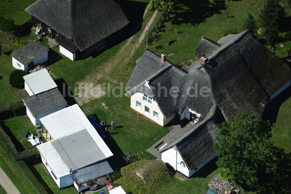 Ahrenshoop von oben - Ferienhaus Anlage mit Redet- Dach an der Hafenstraße in Ahrenshoop im Bundesland Mecklenburg-Vorpommern