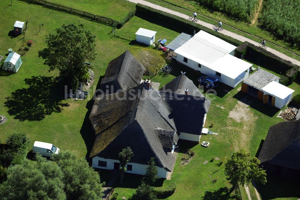 Ahrenshoop von oben - Ferienhaus Anlage mit Redet- Dach an der Hafenstraße in Ahrenshoop im Bundesland Mecklenburg-Vorpommern