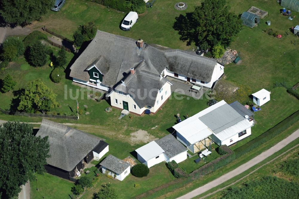 Ahrenshoop aus der Vogelperspektive: Ferienhaus Anlage mit Redet- Dach an der Hafenstraße in Ahrenshoop im Bundesland Mecklenburg-Vorpommern