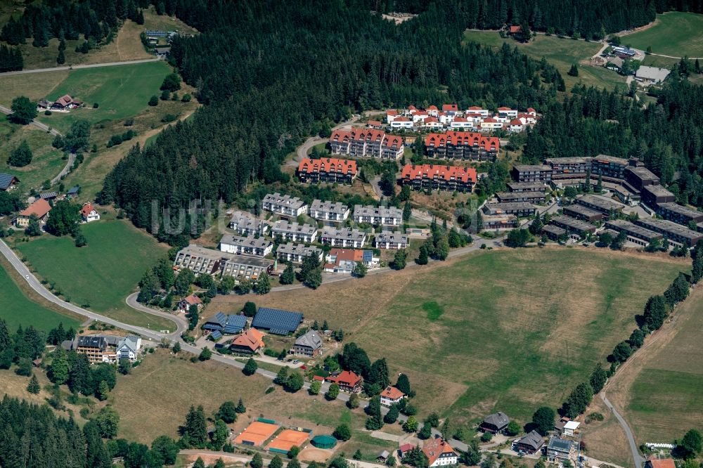 Schonach im Schwarzwald von oben - Ferienhaus Anlage Terrassenpark in Schonach im Schwarzwald im Bundesland Baden-Württemberg, Deutschland