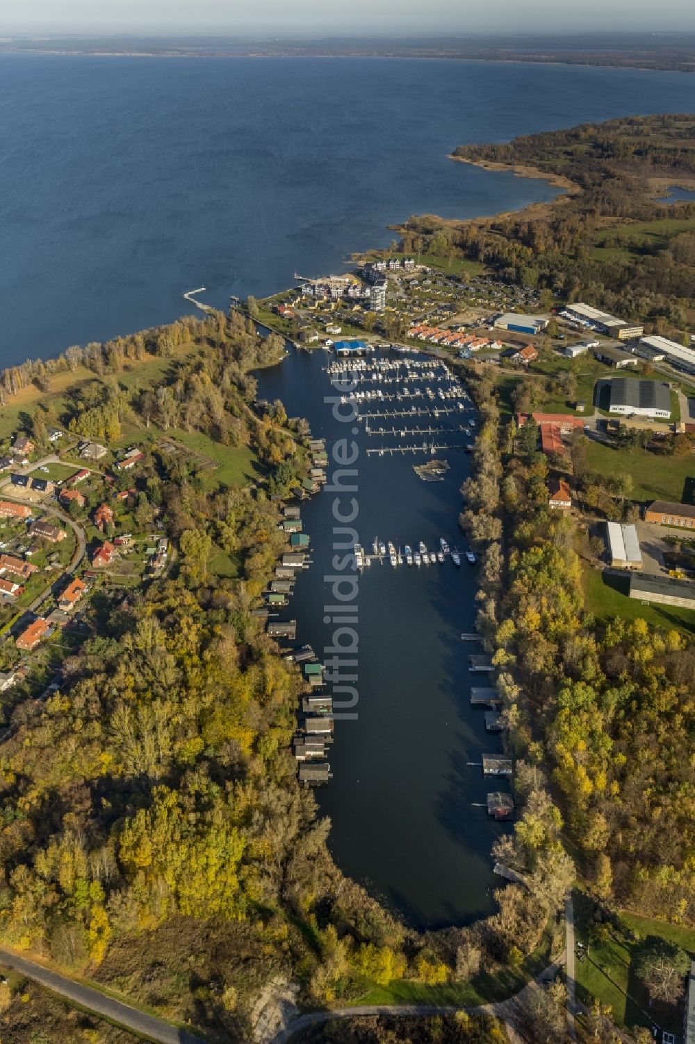 Rechlin von oben - Ferienhausanlage am Hafendorf zwischen dem Ufer der Müritz und dem Claassee in Rechlin im Bundesland Mecklenburg-Vorpommern