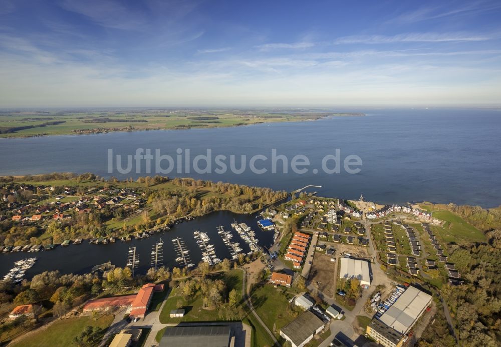 Rechlin von oben - Ferienhausanlage am Hafendorf zwischen dem Ufer der Müritz und dem Claassee in Rechlin im Bundesland Mecklenburg-Vorpommern