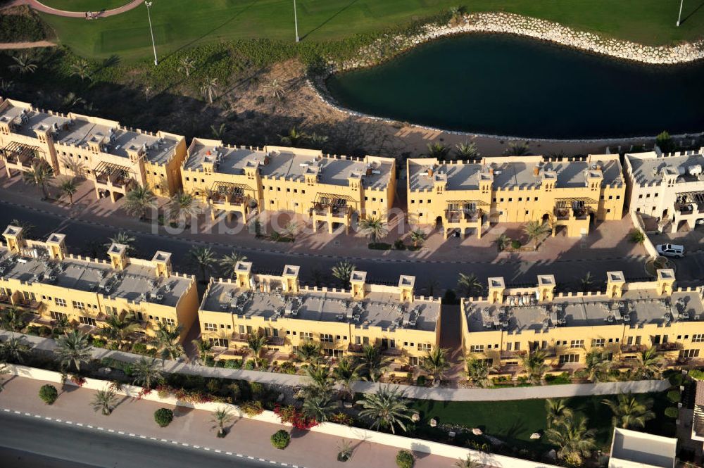 Ras Al Khaimah aus der Vogelperspektive: Ferienhaussiedlung am Al Hamra Golf Club in Ras Al Khaimah