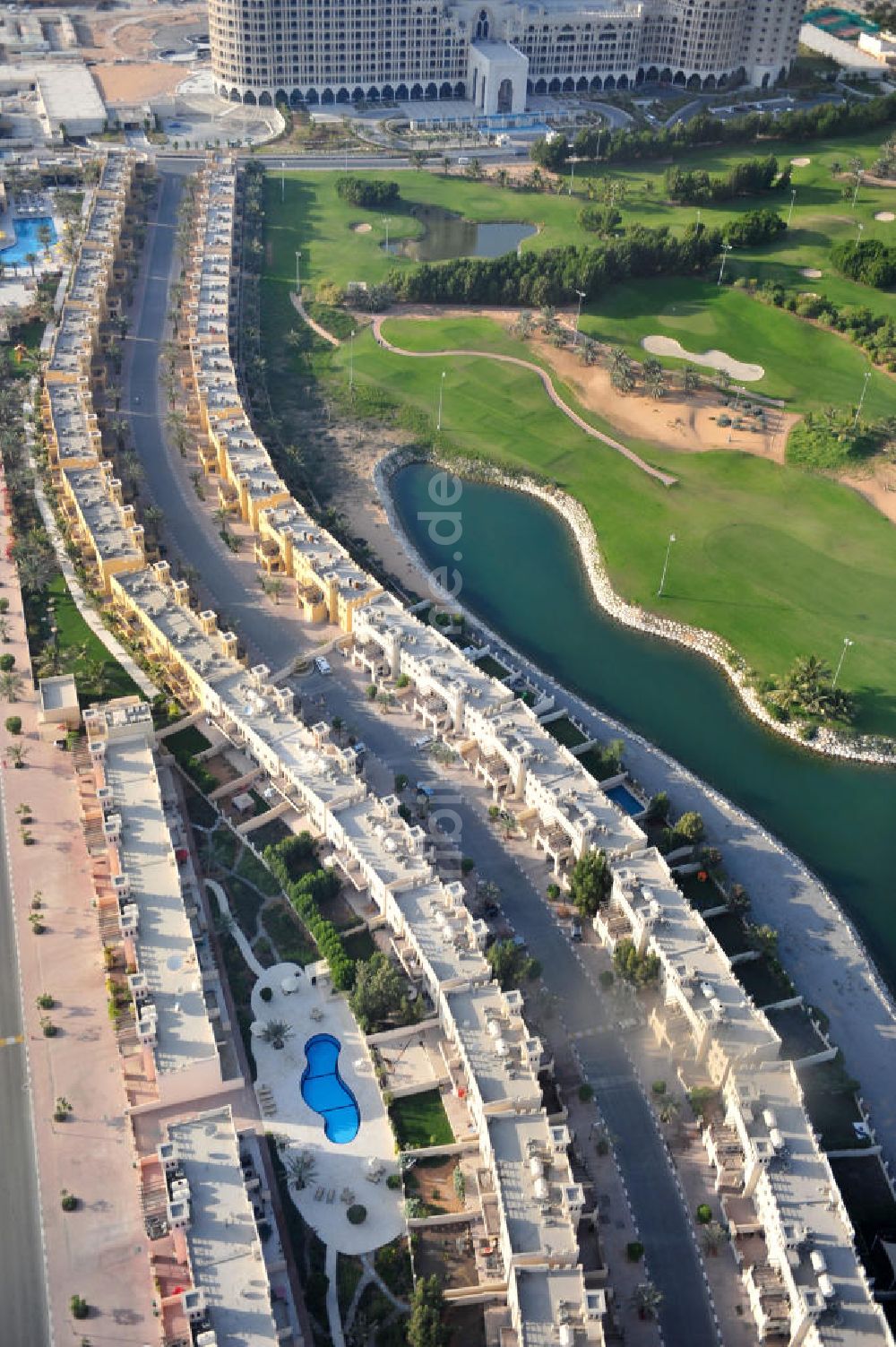 Ras Al Khaimah aus der Vogelperspektive: Ferienhaussiedlung am Al Hamra Golf Club in Ras Al Khaimah