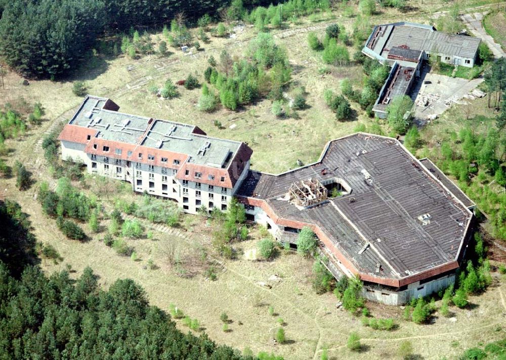 Luftbild Templin / Brandenburg - Ferienhotelinvestruine am Lübbesee in 17268 Templin / Brandenburg 08.05.2001