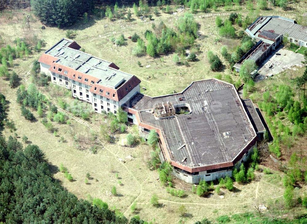 Luftaufnahme Templin / Brandenburg - Ferienhotelinvestruine am Lübbesee in 17268 Templin / Brandenburg 08.05.2001