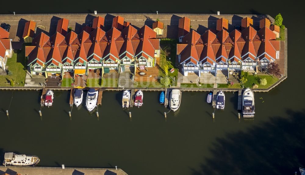 Rheinsberg von oben - Ferienhäuser im Hafendorf am Rheinsberger See in der Nähe der Stadt Rheinsberg in Brandenburg