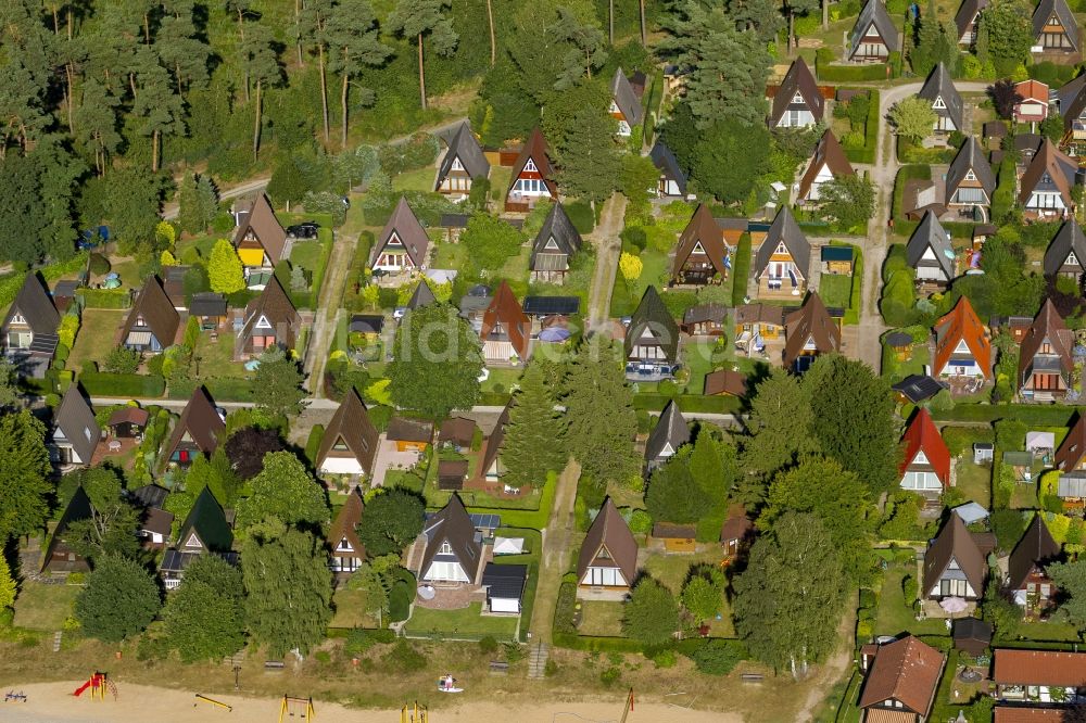 Luftaufnahme Isselburg - Ferienhäuser mit Nurdachkonstruktion im Ferienpark Wolfssee in Isselburg in Nordrhein-Westfalen