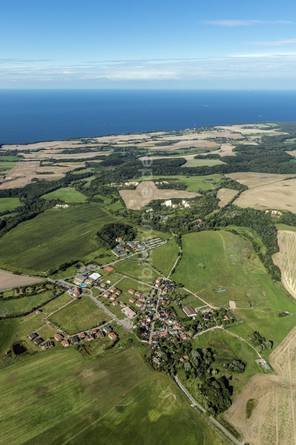 Luftaufnahme Sagard - Ferienpark auf der Insel Rügen im Ortsteil Neddesitz in Sagard im Bundesland Mecklenburg-Vorpommern