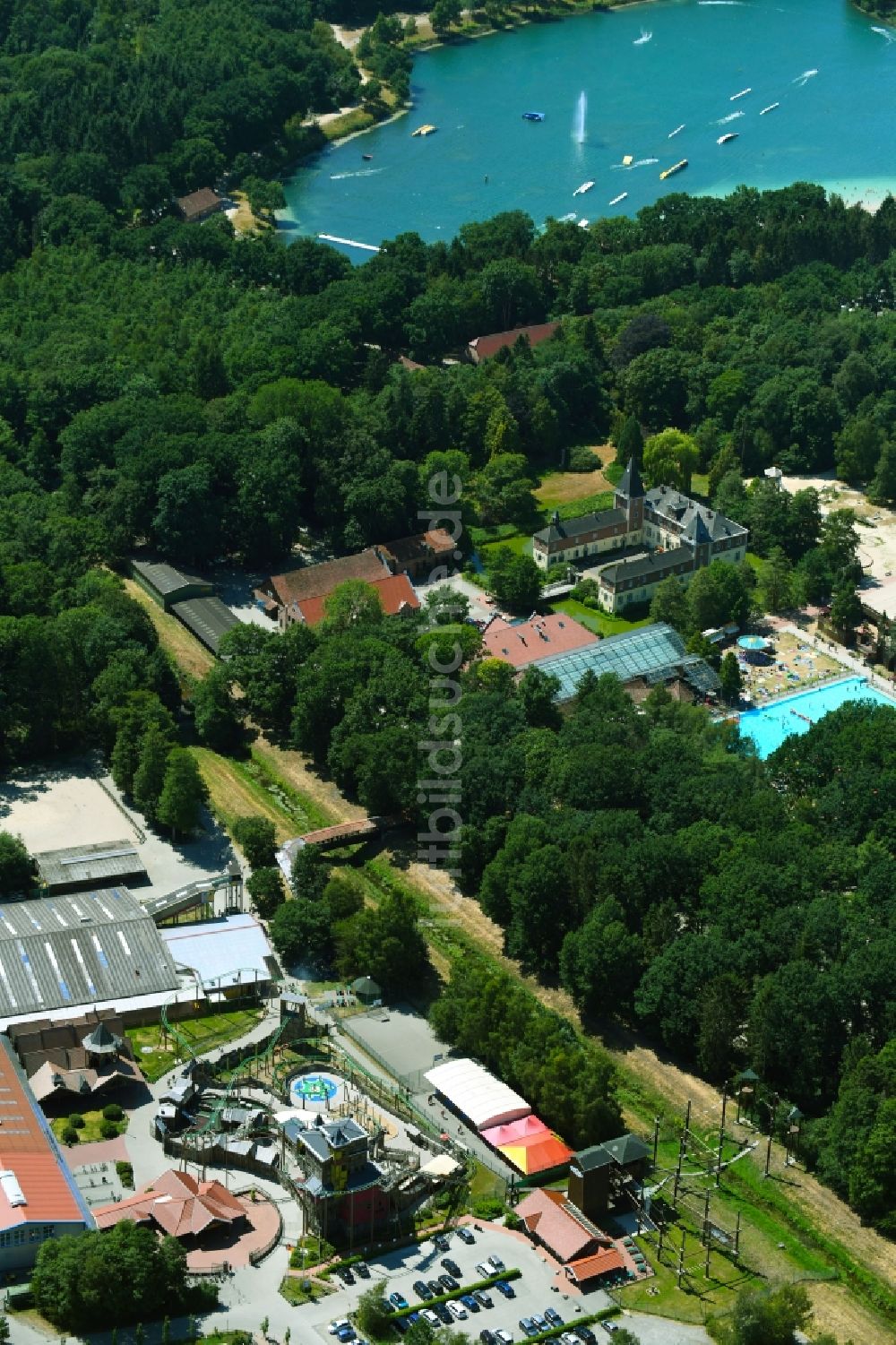 Haren (Ems) aus der Vogelperspektive: Ferienzentrum Schloss Dankern am Dankernsee in Haren (Ems) im Bundesland Niedersachsen, Deutschland