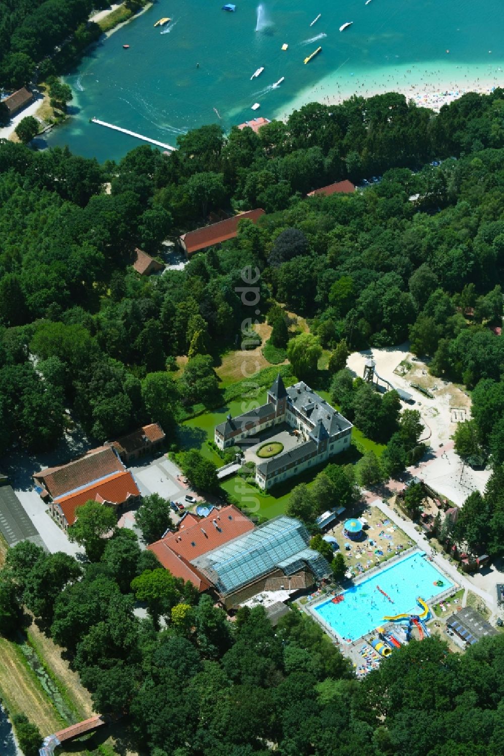 Haren (Ems) von oben - Ferienzentrum Schloss Dankern am Dankernsee in Haren (Ems) im Bundesland Niedersachsen, Deutschland