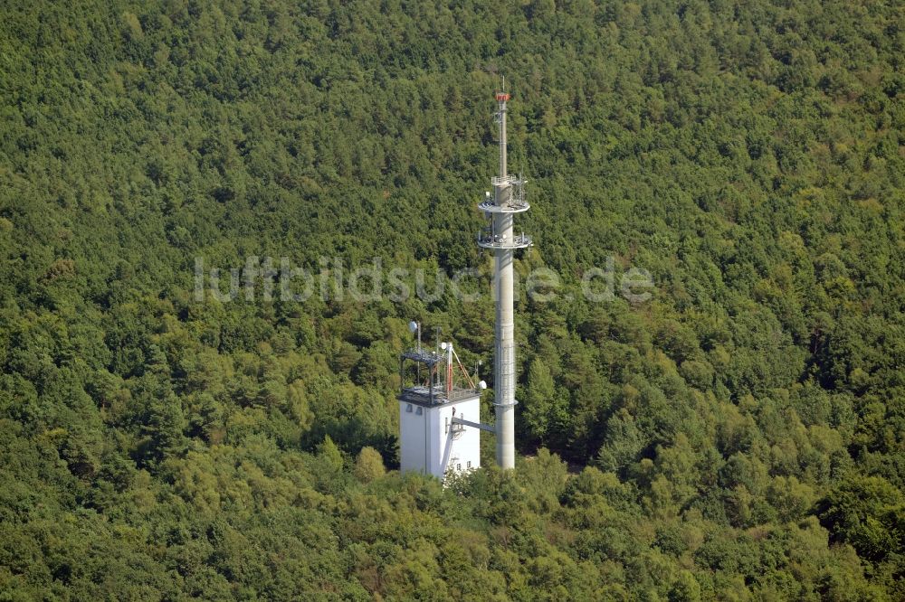 Rauen von oben - Fernmeldeturm der Deutschen Funkturm in den Rauener Bergen in Rauen im Bundesland Brandenburg