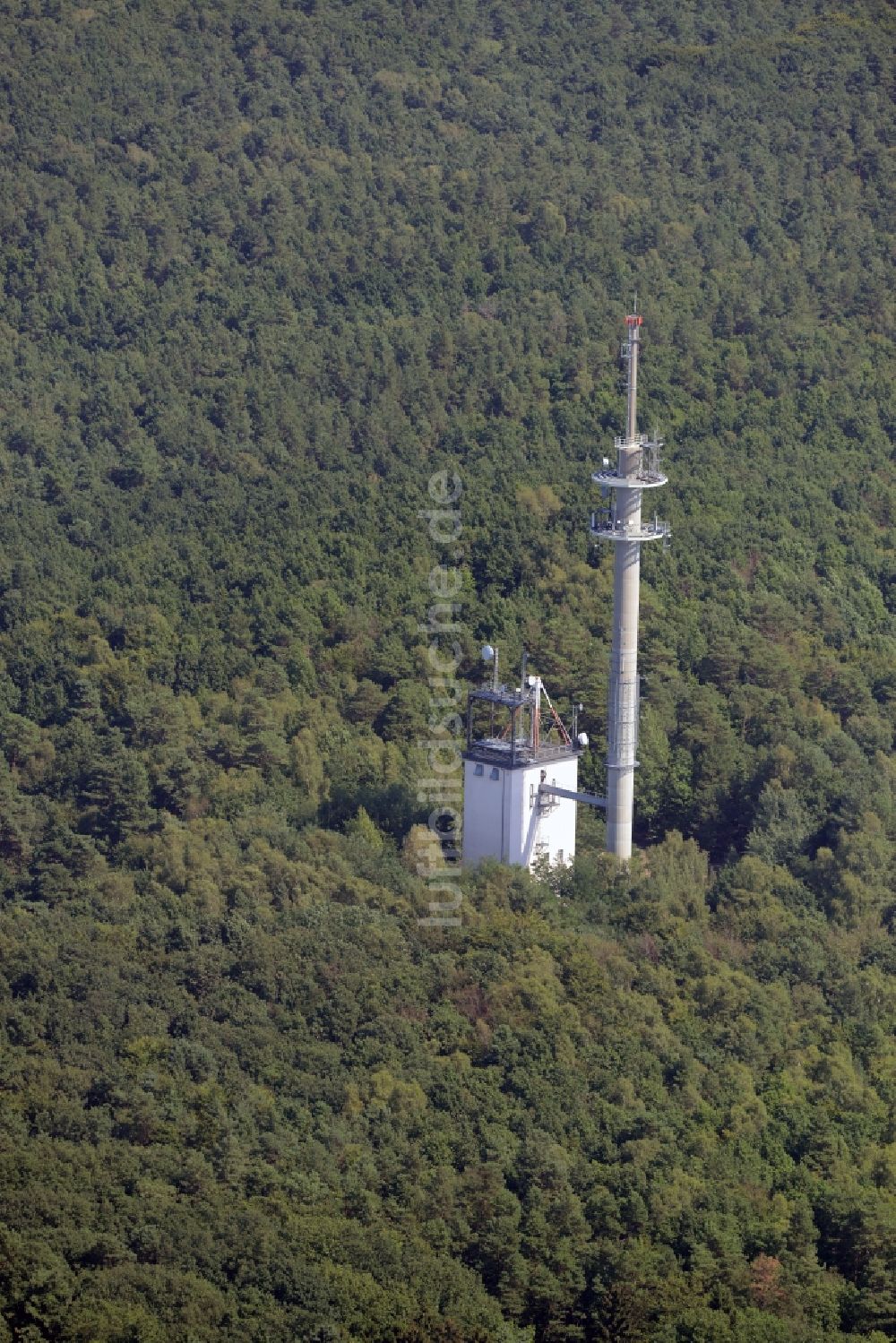 Rauen aus der Vogelperspektive: Fernmeldeturm der Deutschen Funkturm in den Rauener Bergen in Rauen im Bundesland Brandenburg