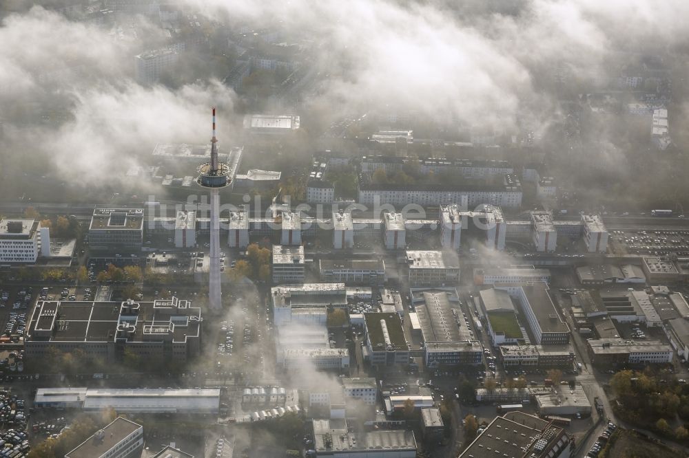 Essen von oben - Fernmeldeturm Essen und ETEC GmbH eingehüllt von Nebel- Schwaden und Herbst Wetter Wolken im Bundesland Nordrhein-Westfalen