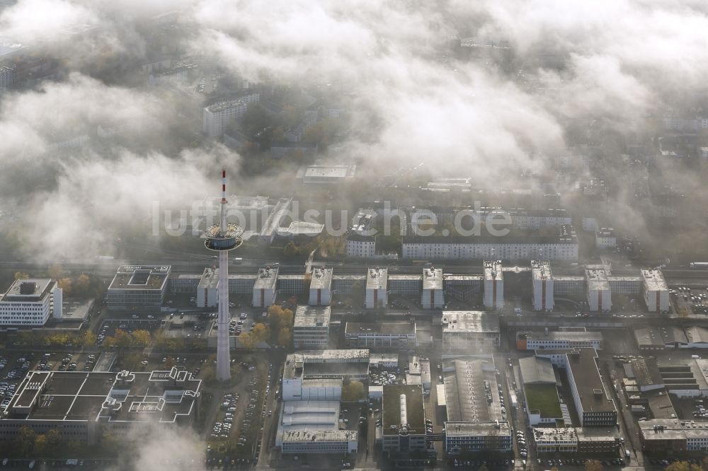 Essen aus der Vogelperspektive: Fernmeldeturm Essen und ETEC GmbH eingehüllt von Nebel- Schwaden und Herbst Wetter Wolken im Bundesland Nordrhein-Westfalen