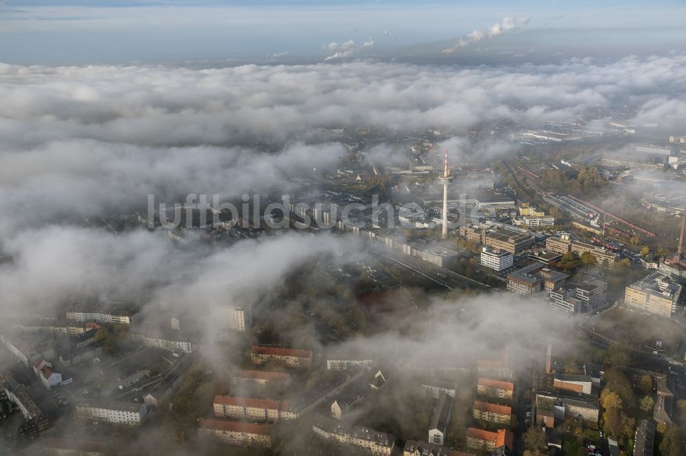 Essen aus der Vogelperspektive: Fernmeldeturm Essen und ETEC GmbH eingehüllt von Nebel- Schwaden und Herbst Wetter Wolken im Bundesland Nordrhein-Westfalen