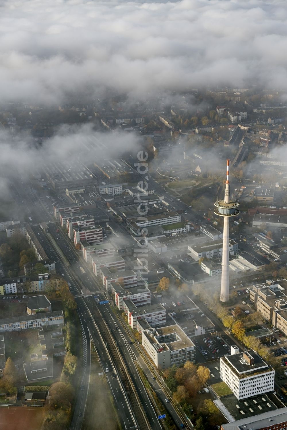 Luftaufnahme Essen - Fernmeldeturm Essen und ETEC GmbH eingehüllt von Nebel- Schwaden und Herbst Wetter Wolken im Bundesland Nordrhein-Westfalen