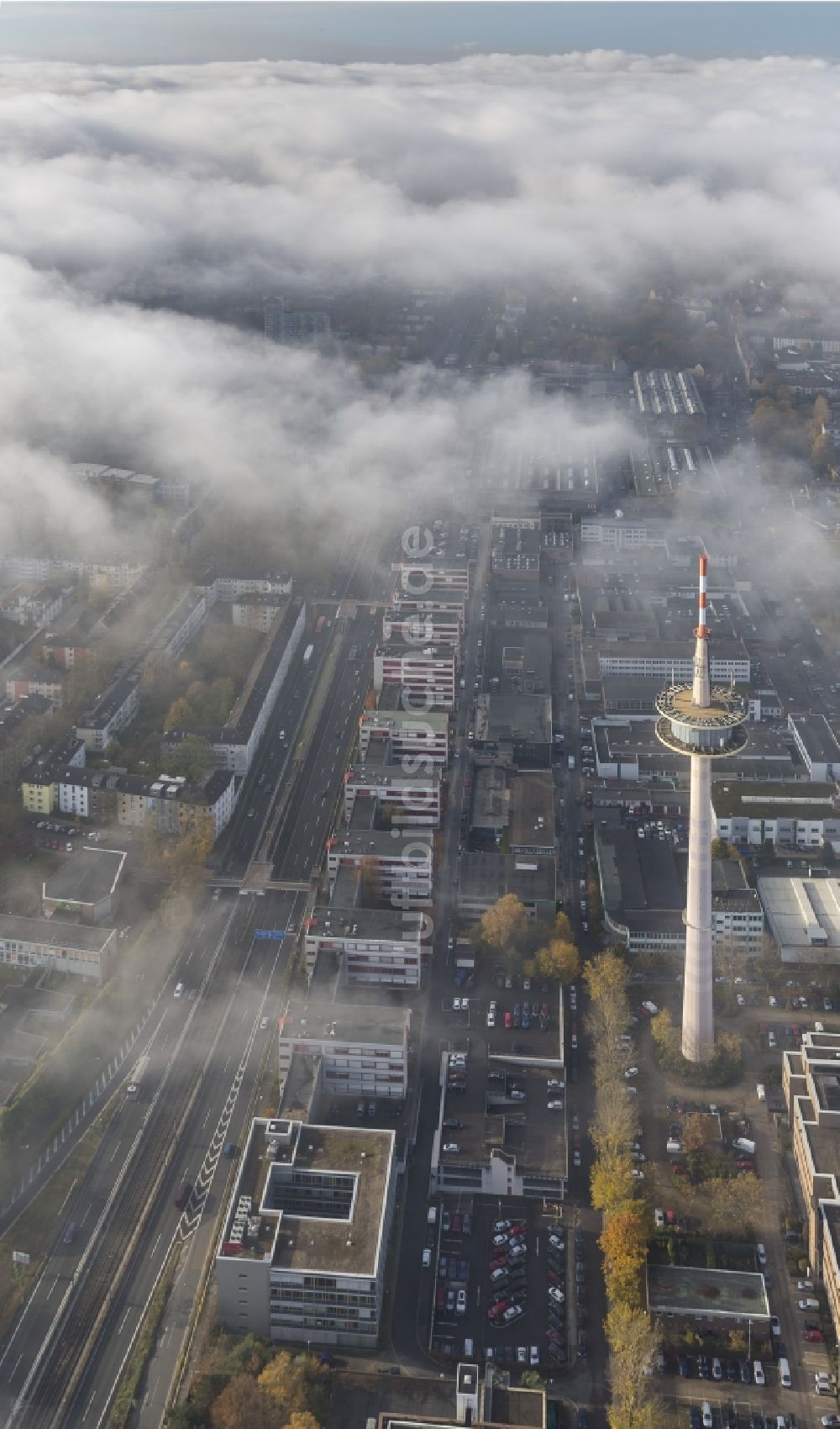 Essen von oben - Fernmeldeturm Essen und ETEC GmbH eingehüllt von Nebel- Schwaden und Herbst Wetter Wolken im Bundesland Nordrhein-Westfalen