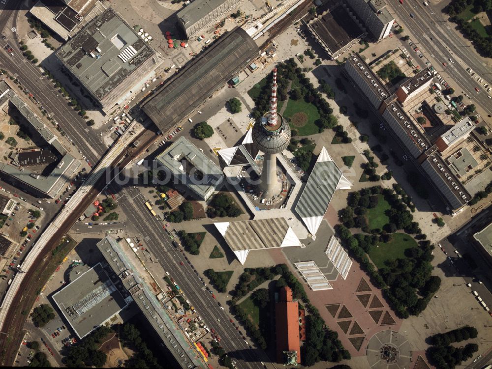 Berlin von oben - Fernmeldeturm und Fernsehturm in Berlin