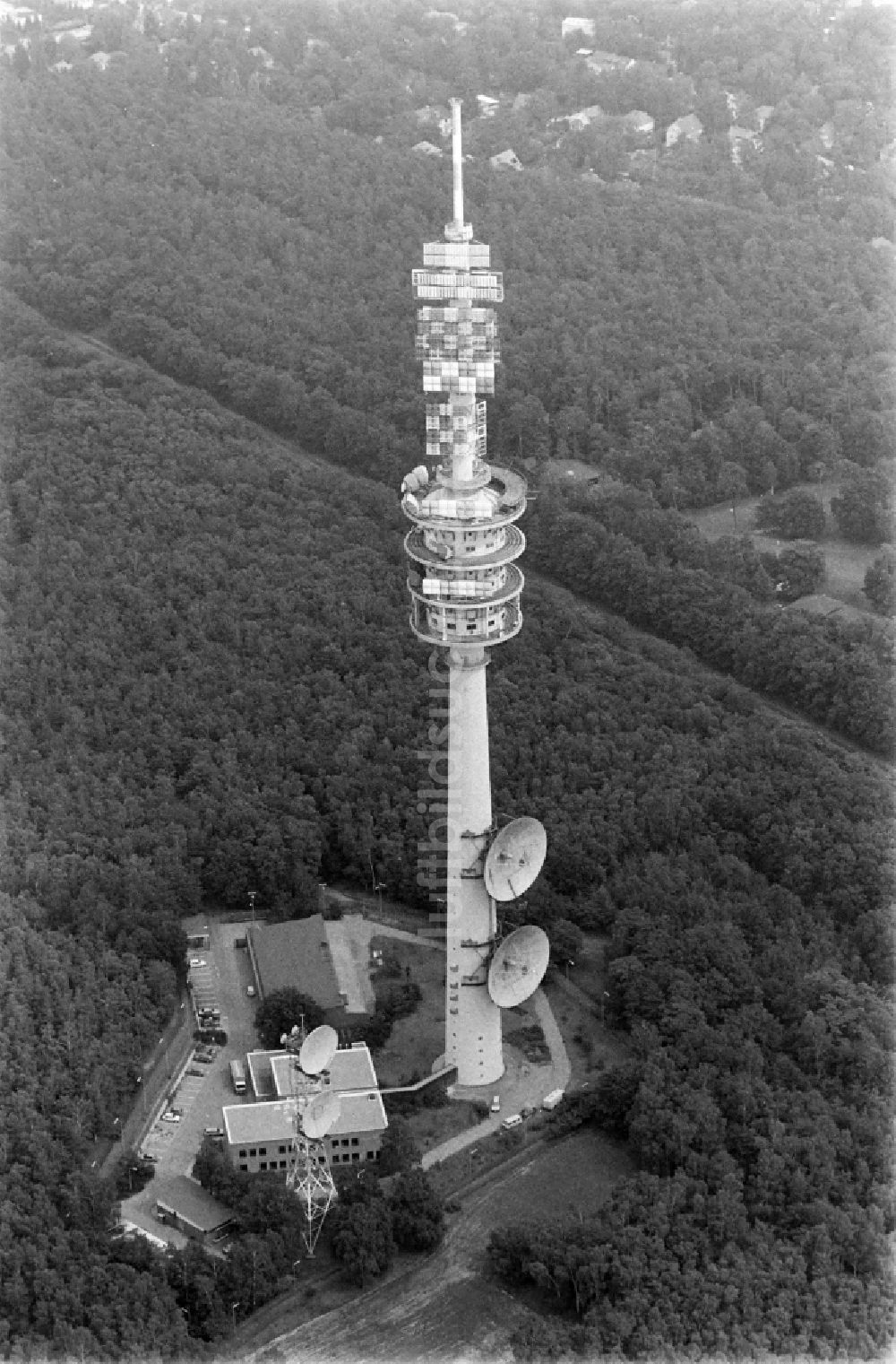 Berlin aus der Vogelperspektive: Fernmeldeturm und Fernsehturm in Berlin, Deutschland