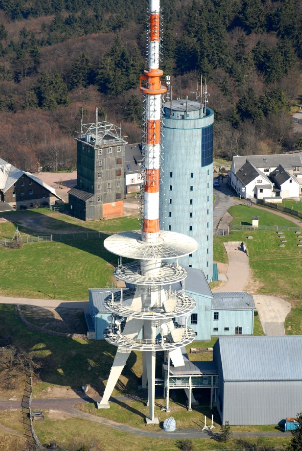 Kurort Brotterode aus der Vogelperspektive: Fernmeldeturm und Fernsehturm in Brotterode im Bundesland Thüringen