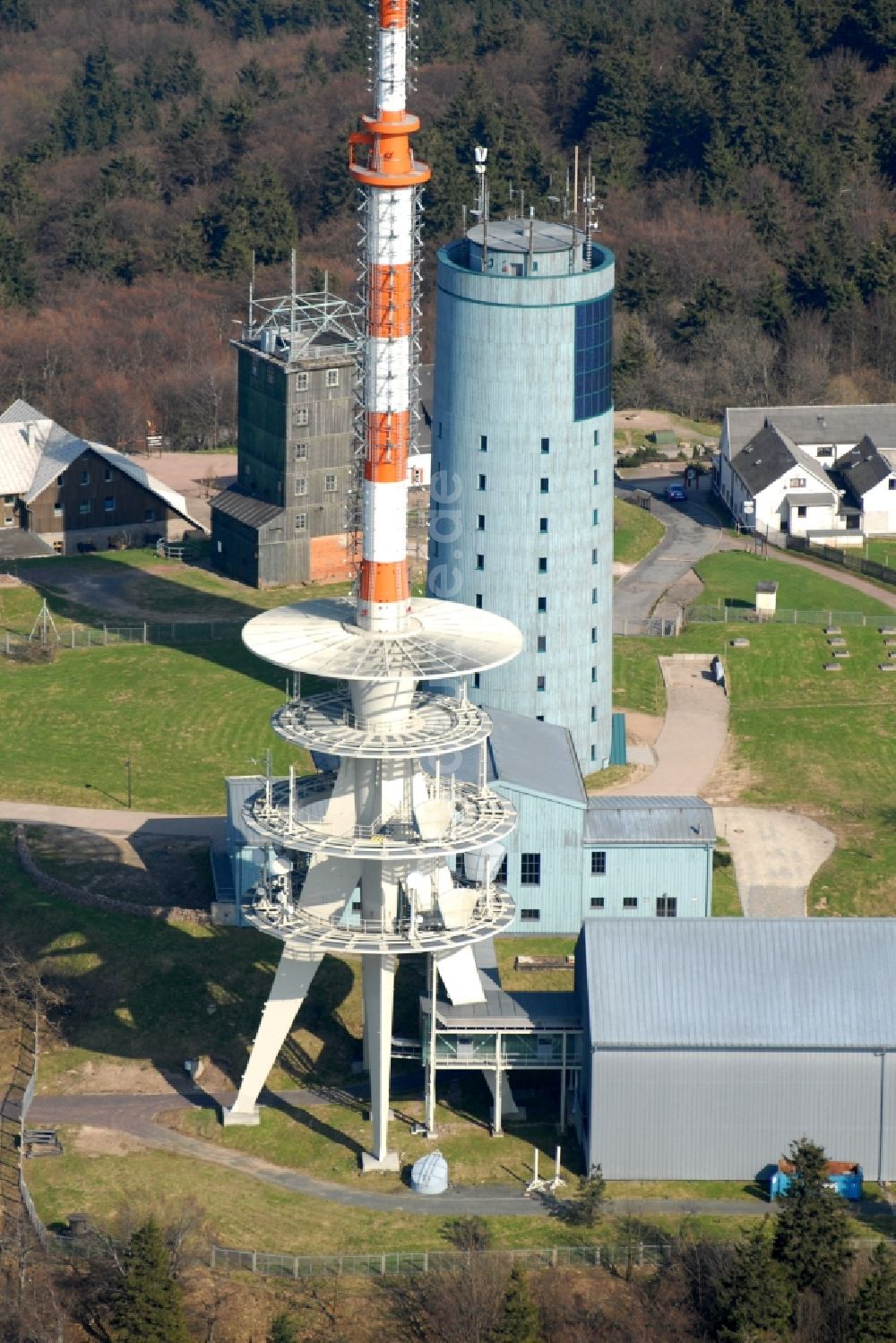 Kurort Brotterode aus der Vogelperspektive: Fernmeldeturm und Fernsehturm in Brotterode im Bundesland Thüringen