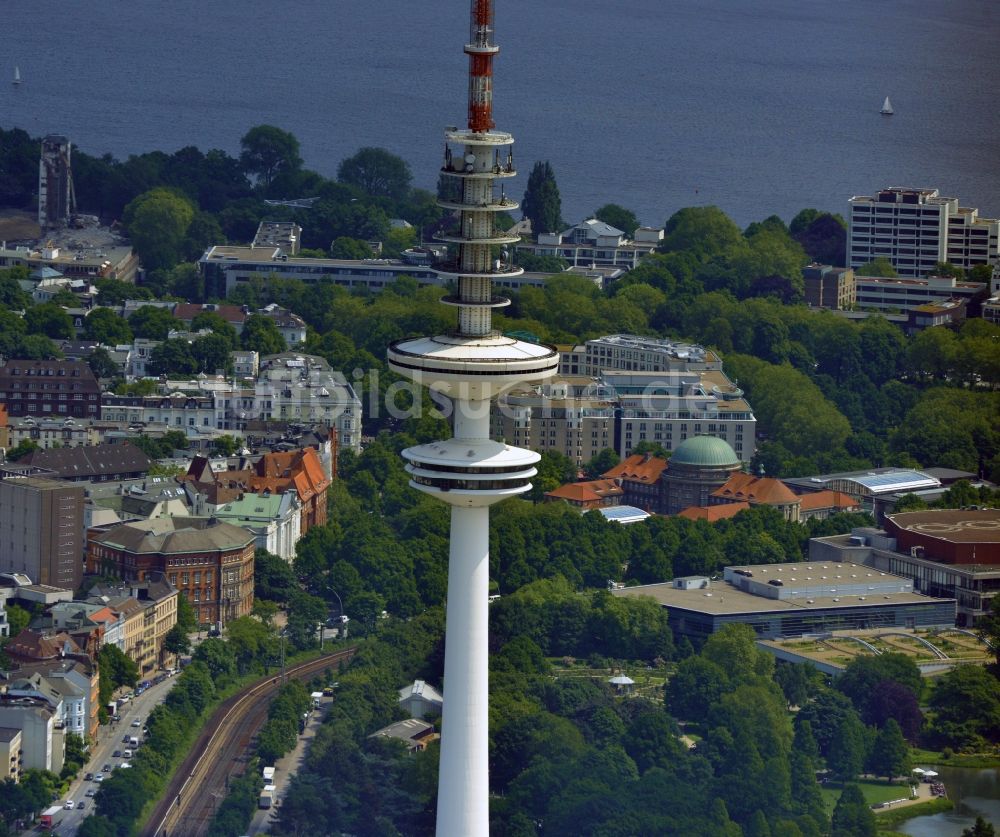 Hamburg aus der Vogelperspektive: Fernmeldeturm und Fernsehturm in Hamburg, Deutschland