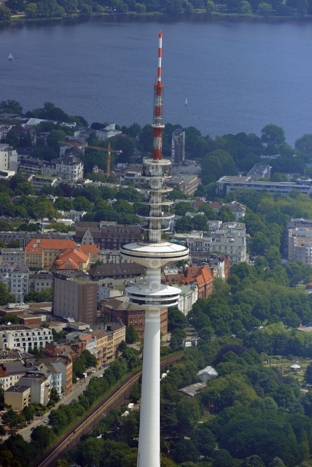 Hamburg aus der Vogelperspektive: Fernmeldeturm und Fernsehturm in Hamburg, Deutschland