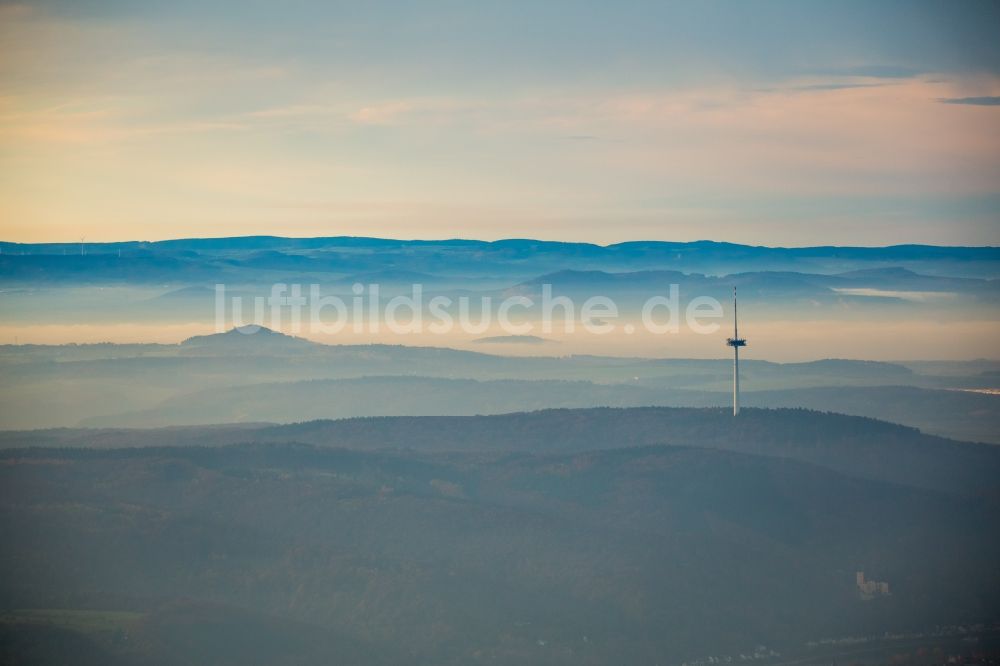 Koblenz von oben - Fernmeldeturm und Fernsehturm in Hochnebel- Landschaft bei Koblenz im Bundesland Rheinland-Pfalz