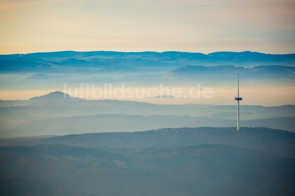 Koblenz aus der Vogelperspektive: Fernmeldeturm und Fernsehturm in Hochnebel- Landschaft bei Koblenz im Bundesland Rheinland-Pfalz