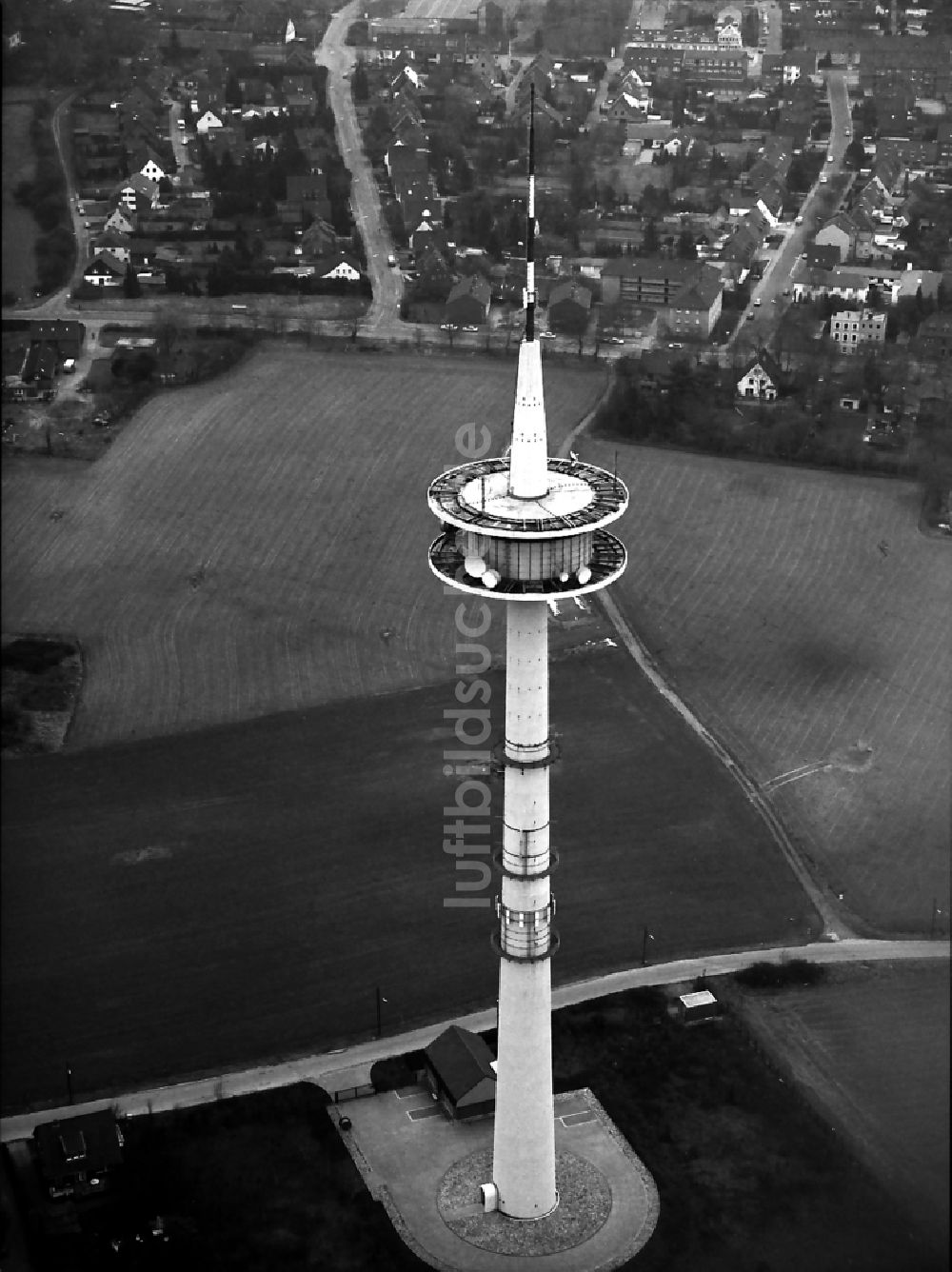 Moers aus der Vogelperspektive: Fernmeldeturm und Fernsehturm in Moers im Bundesland Nordrhein-Westfalen, Deutschland