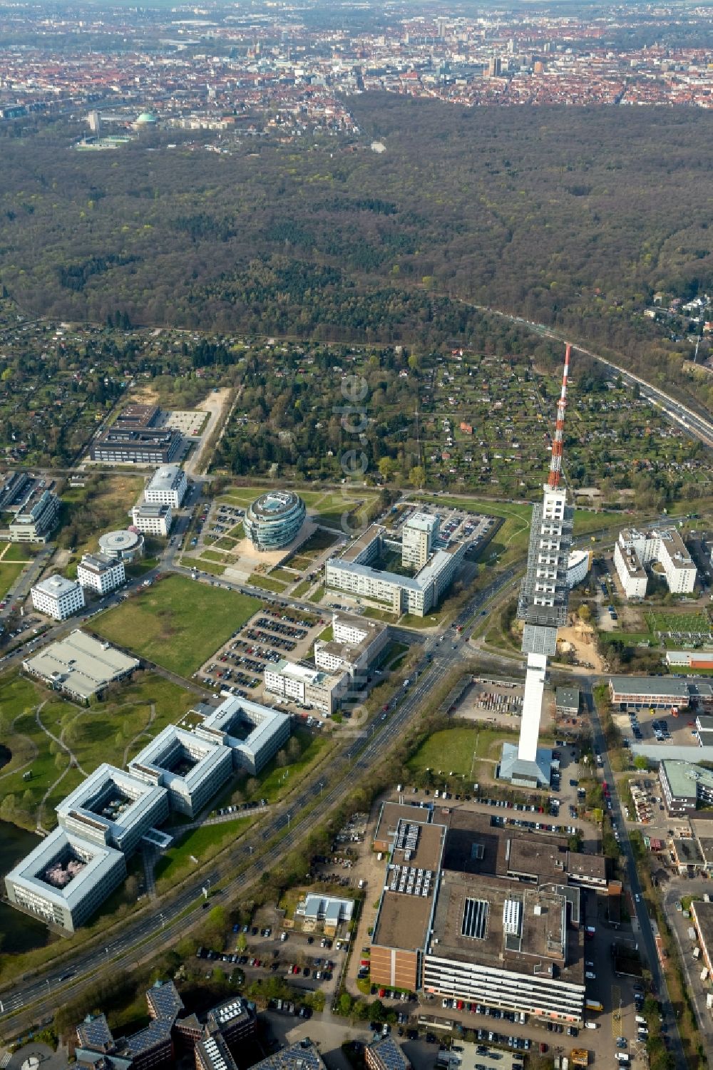 Luftaufnahme Hannover - Fernmeldeturm und Fernsehturm im Ortsteil Buchholz-Kleefeld in Hannover im Bundesland Niedersachsen, Deutschland