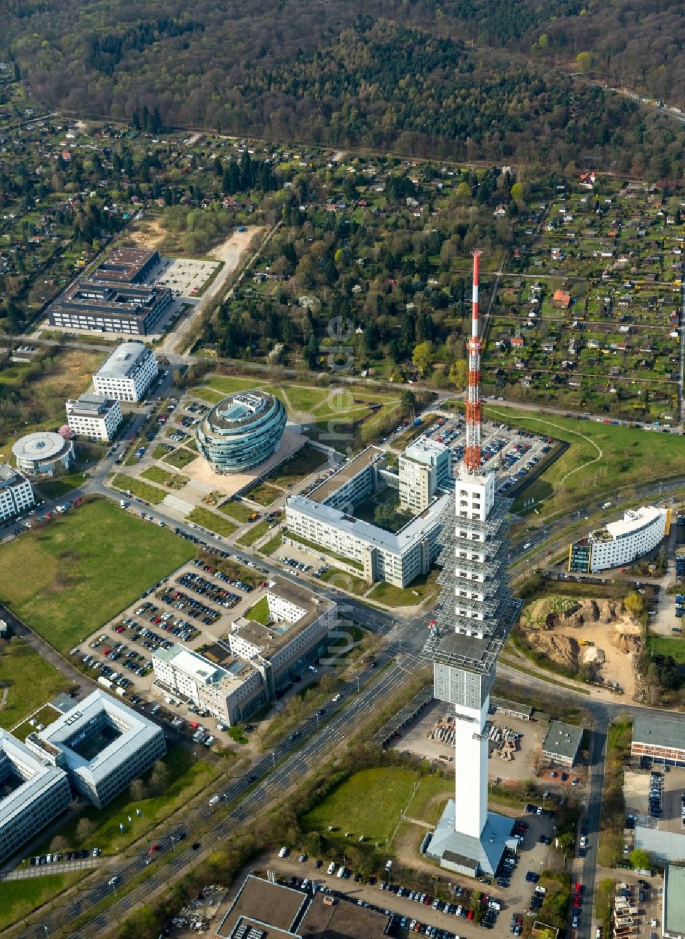 Hannover von oben - Fernmeldeturm und Fernsehturm im Ortsteil Buchholz-Kleefeld in Hannover im Bundesland Niedersachsen, Deutschland