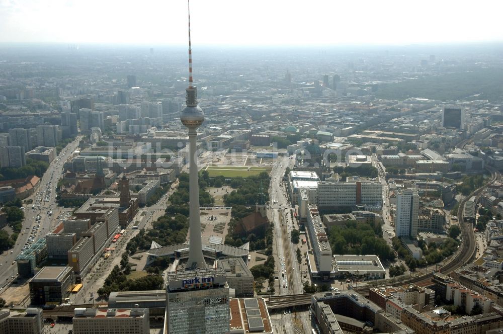 Berlin aus der Vogelperspektive: Fernmeldeturm und Fernsehturm im Ortsteil Mitte in Berlin, Deutschland