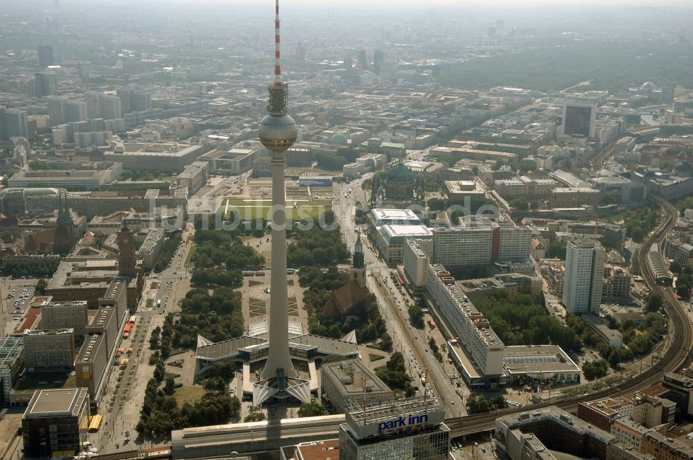 Luftbild Berlin - Fernmeldeturm und Fernsehturm im Ortsteil Mitte in Berlin, Deutschland