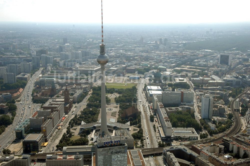 Luftaufnahme Berlin - Fernmeldeturm und Fernsehturm im Ortsteil Mitte in Berlin, Deutschland