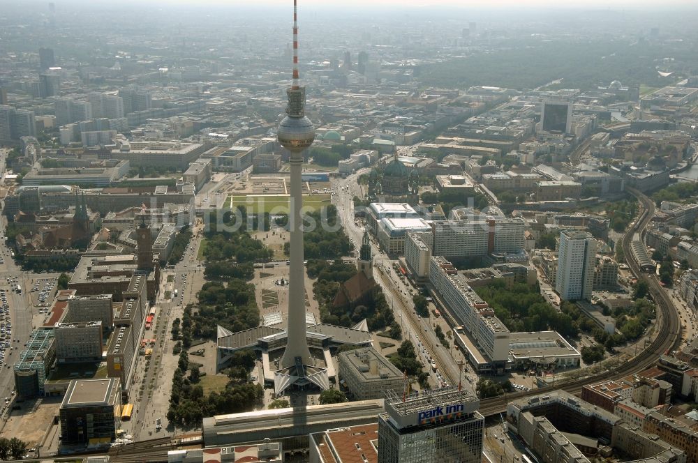 Berlin von oben - Fernmeldeturm und Fernsehturm im Ortsteil Mitte in Berlin, Deutschland