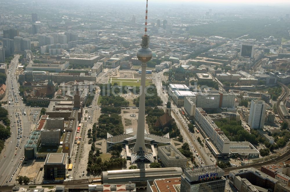 Berlin aus der Vogelperspektive: Fernmeldeturm und Fernsehturm im Ortsteil Mitte in Berlin, Deutschland