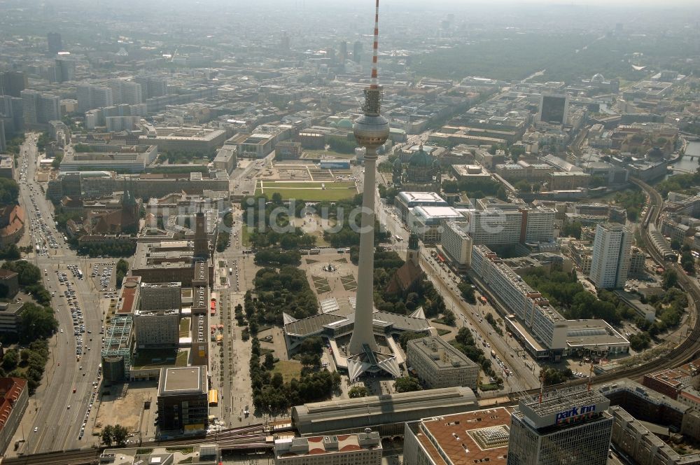 Luftbild Berlin - Fernmeldeturm und Fernsehturm im Ortsteil Mitte in Berlin, Deutschland