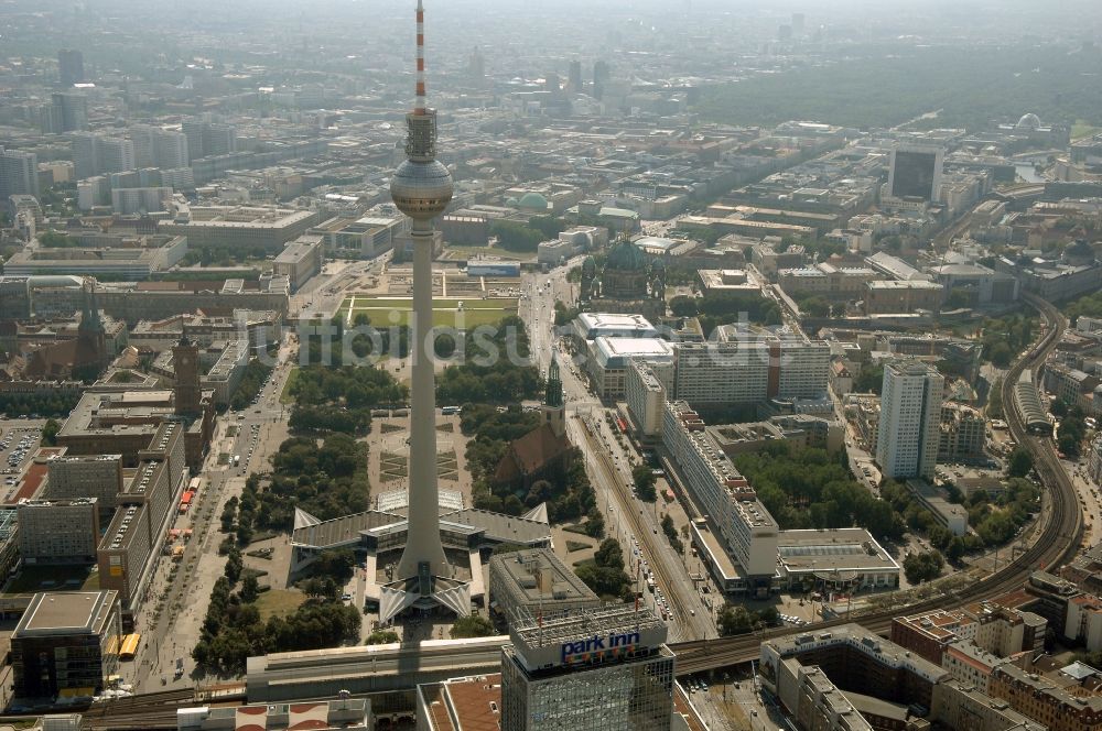 Luftaufnahme Berlin - Fernmeldeturm und Fernsehturm im Ortsteil Mitte in Berlin, Deutschland