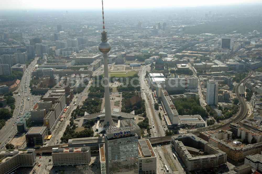 Berlin von oben - Fernmeldeturm und Fernsehturm im Ortsteil Mitte in Berlin, Deutschland