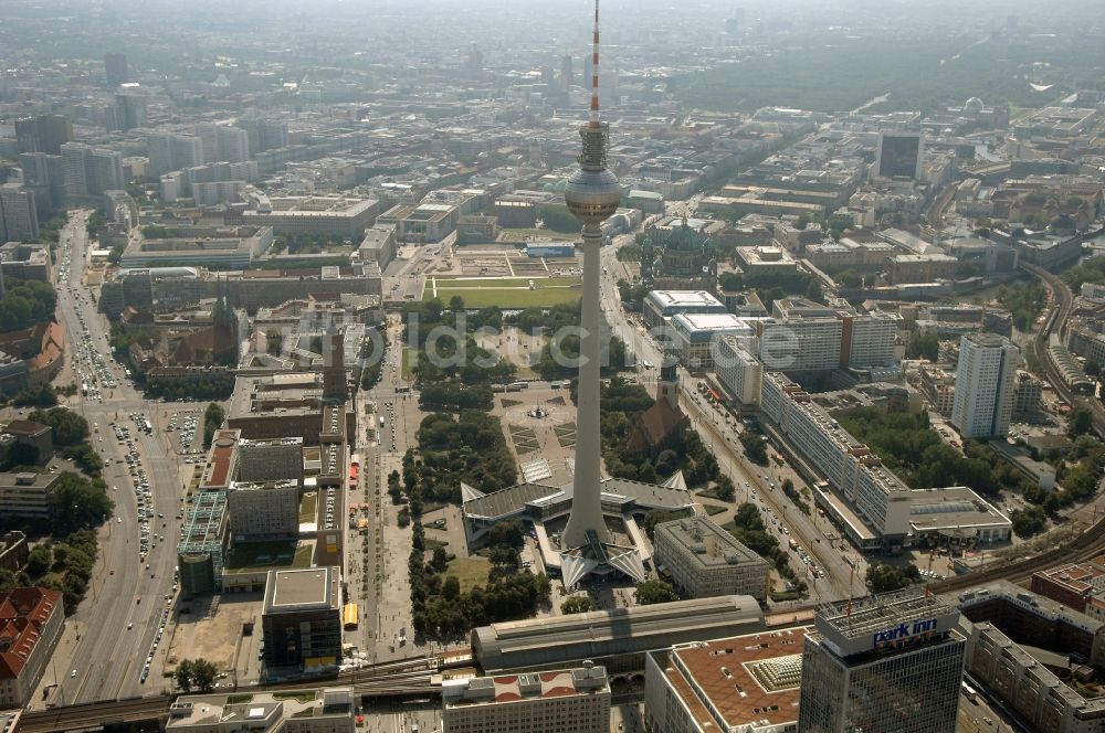 Berlin aus der Vogelperspektive: Fernmeldeturm und Fernsehturm im Ortsteil Mitte in Berlin, Deutschland