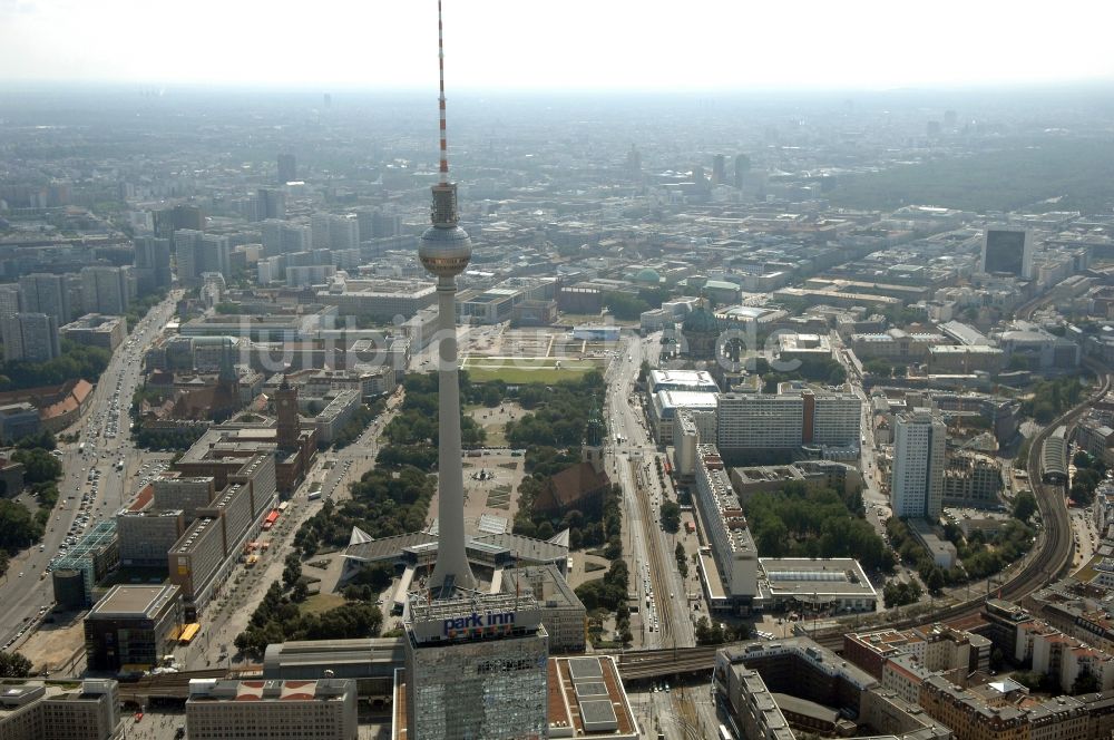 Luftbild Berlin - Fernmeldeturm und Fernsehturm im Ortsteil Mitte in Berlin, Deutschland