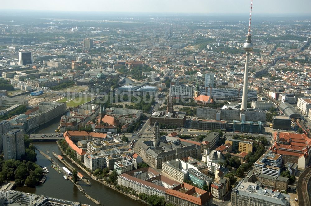 Berlin von oben - Fernmeldeturm und Fernsehturm im Ortsteil Mitte in Berlin, Deutschland