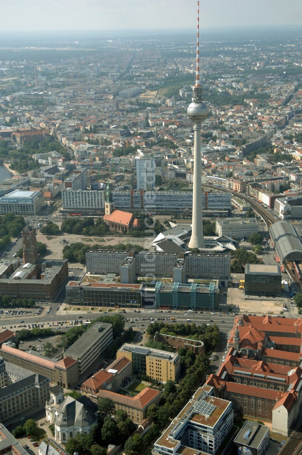 Berlin aus der Vogelperspektive: Fernmeldeturm und Fernsehturm im Ortsteil Mitte in Berlin, Deutschland